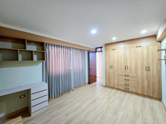 Departamento en Alquiler en Av. La Cantuta, Cajamarca. 3 dormitorios, 110 m² y balcón con vista. Ideal para familias o profesionales.
