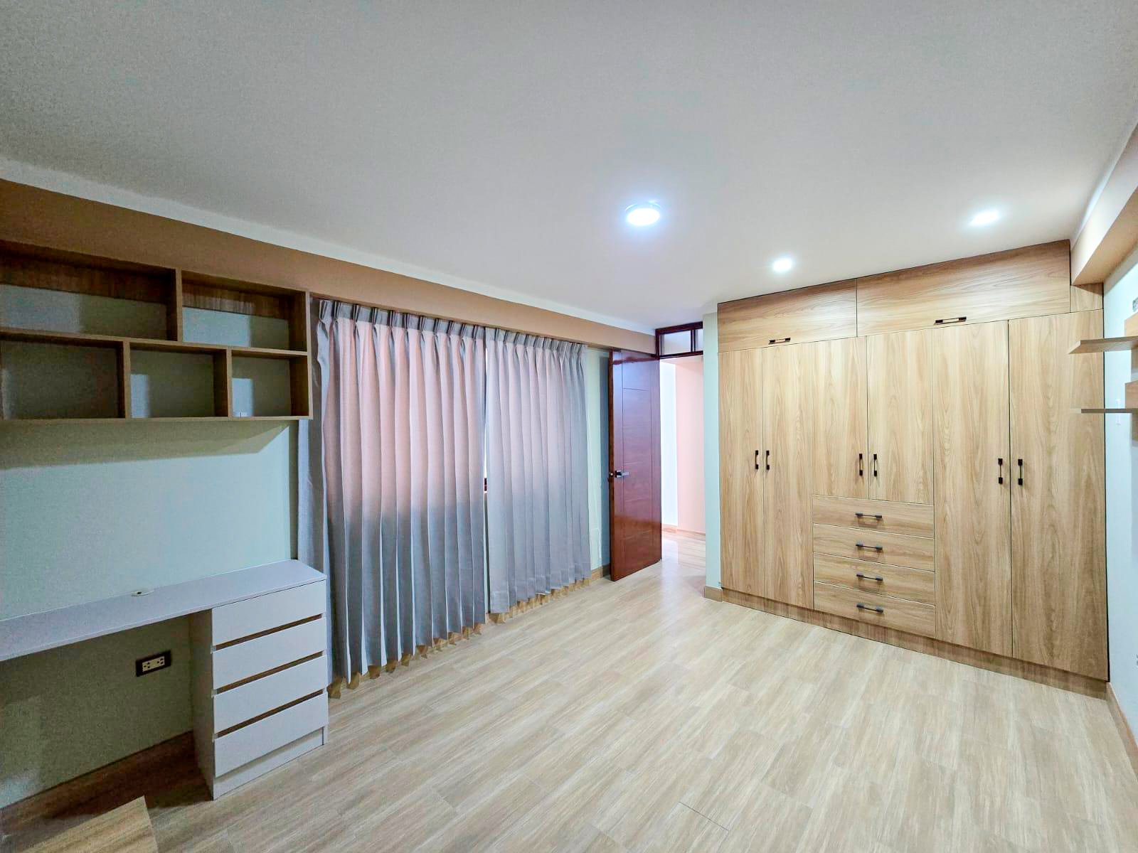 Departamento en Alquiler en Av. La Cantuta, Cajamarca. 3 dormitorios, 110 m² y balcón con vista. Ideal para familias o profesionales.