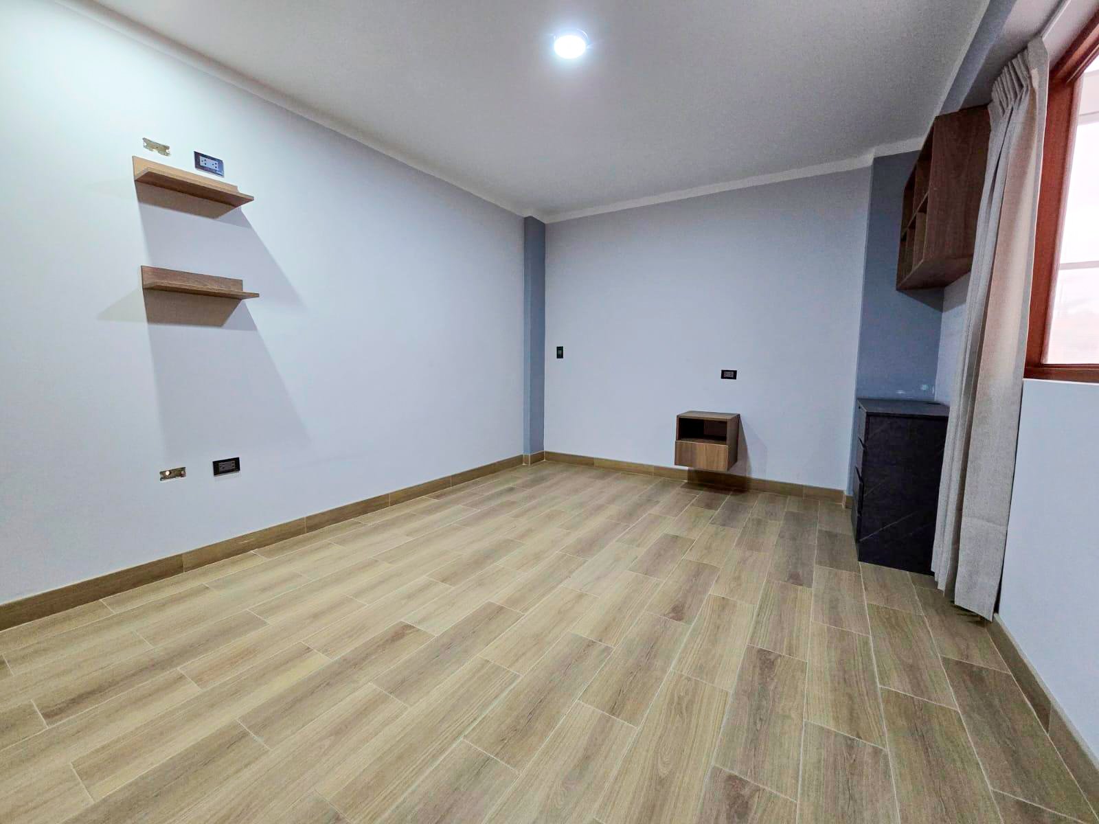 Departamento en Alquiler en Av. La Cantuta, Cajamarca. 110 m², 3 dormitorios, balcón y acabados de lujo. Ideal para familias o profesionales.
