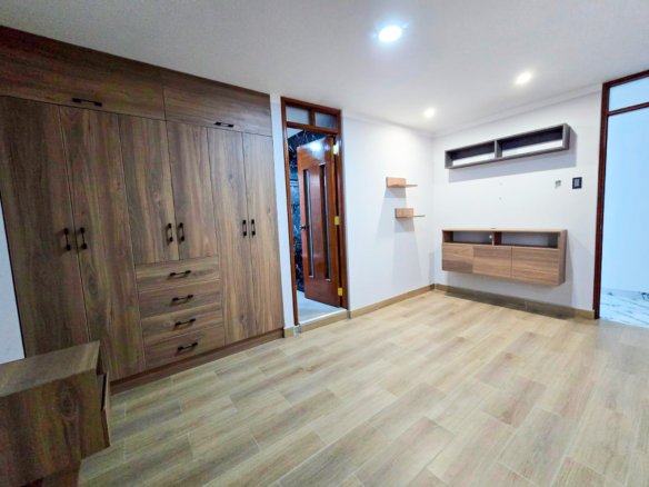 Departamento en Alquiler en Av. La Cantuta, Cajamarca. 110 m², 3 dormitorios, balcón y acabados de lujo. Ideal para familias o profesionales.