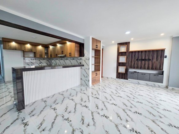 Departamento en Alquiler en Av. La Cantuta, Cajamarca. 110 m², 3 dormitorios, balcón y acabados de lujo. Ideal para familias o profesionales.