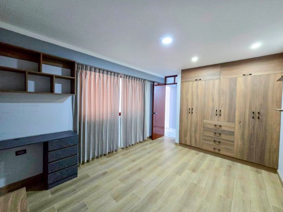 Departamento en Alquiler en Av. La Cantuta, Cajamarca. 110 m², 3 dormitorios, balcón y acabados de lujo. Ideal para familias o profesionales.