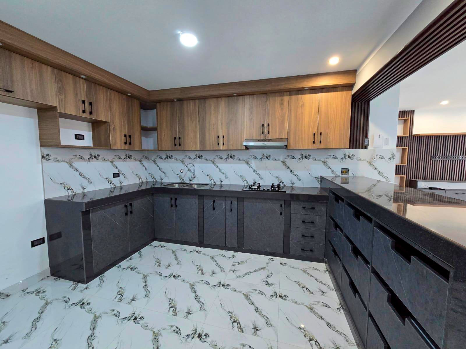 Departamento en Alquiler en Av. La Cantuta, Cajamarca. 110 m², 3 dormitorios, balcón y acabados de lujo. Ideal para familias o profesionales.