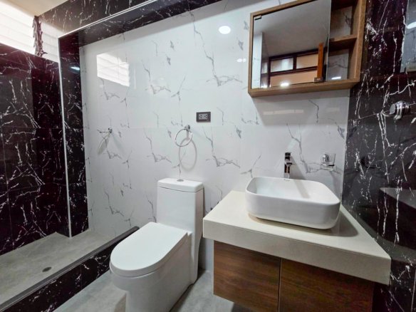 Departamento en Alquiler en Av. La Cantuta, Cajamarca. 110 m², 3 dormitorios, balcón y acabados de lujo. Ideal para familias o profesionales.