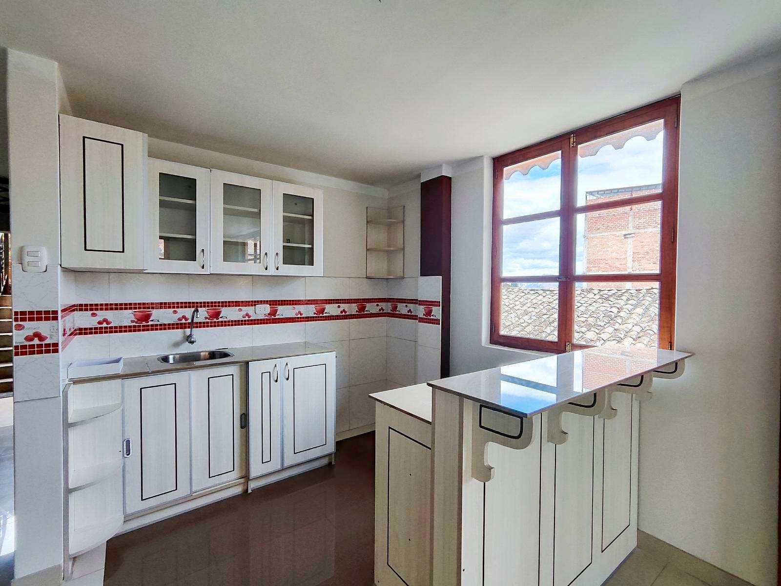 Alquiler de Departamento en Cajamarca Centro | 2 Dormitorios Alquiler de departamento de 2 dormitorios en el centro de Cajamarca. Excelente ubicación, cerca de la Plaza de Armas. ¡Vive cómodo y conectado!