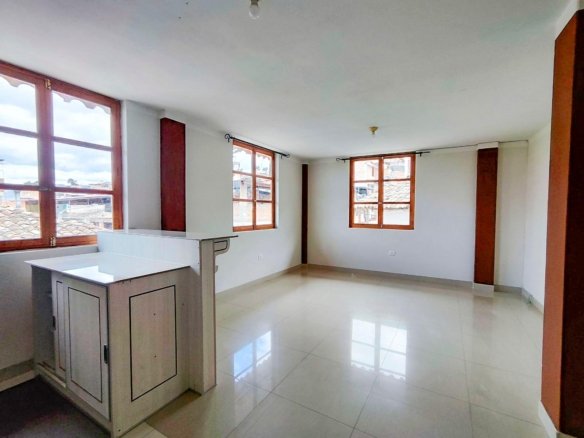 Alquiler de departamento de 2 dormitorios en el centro de Cajamarca. Excelente ubicación, cerca de la Plaza de Armas. ¡Vive cómodo y conectado!