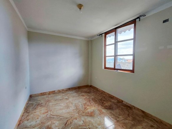 Alquiler de departamento de 2 dormitorios en el centro de Cajamarca. Excelente ubicación, cerca de la Plaza de Armas. ¡Vive cómodo y conectado!