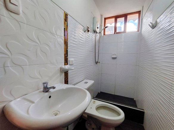 Alquiler de departamento de 2 dormitorios en el centro de Cajamarca. Excelente ubicación, cerca de la Plaza de Armas. ¡Vive cómodo y conectado!