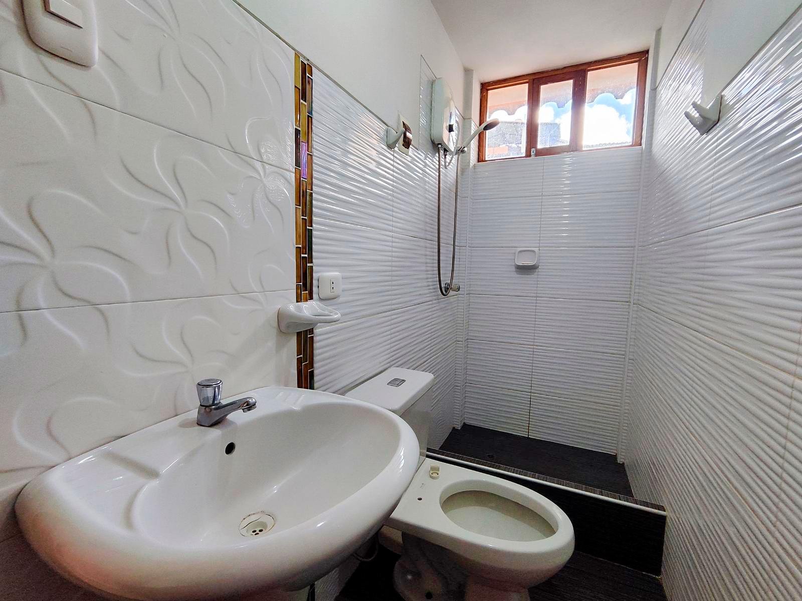 Alquiler de Departamento en Cajamarca Centro | 2 Dormitorios Alquiler de departamento de 2 dormitorios en el centro de Cajamarca. Excelente ubicación, cerca de la Plaza de Armas. ¡Vive cómodo y conectado!