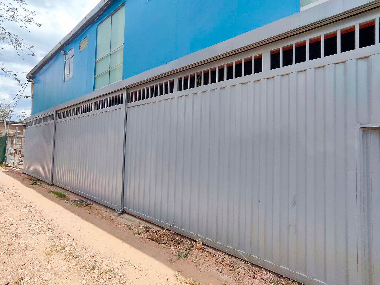 Local Comercial en Venta en Cajamarca | 443 m² Invierte en un local comercial en venta moderno en Av. Hoyos Rubio, Cajamarca. 443 m², 2 niveles, alta visibilidad y potencial comercial.