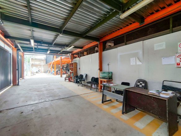 Invierte en un local comercial en venta moderno en Av. Hoyos Rubio, Cajamarca. 443 m², 2 niveles, alta visibilidad y potencial comercial.