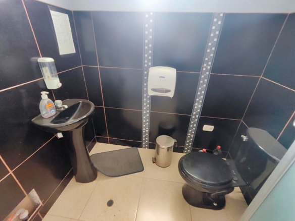 Invierte en un local comercial en venta moderno en Av. Hoyos Rubio, Cajamarca. 443 m², 2 niveles, alta visibilidad y potencial comercial.