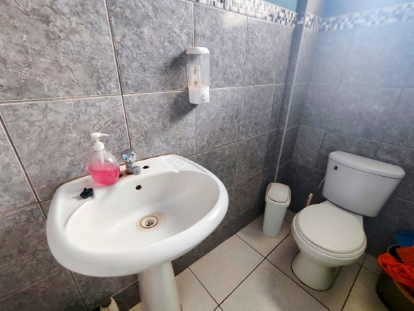 Invierte en un local comercial en venta moderno en Av. Hoyos Rubio, Cajamarca. 443 m², 2 niveles, alta visibilidad y potencial comercial.