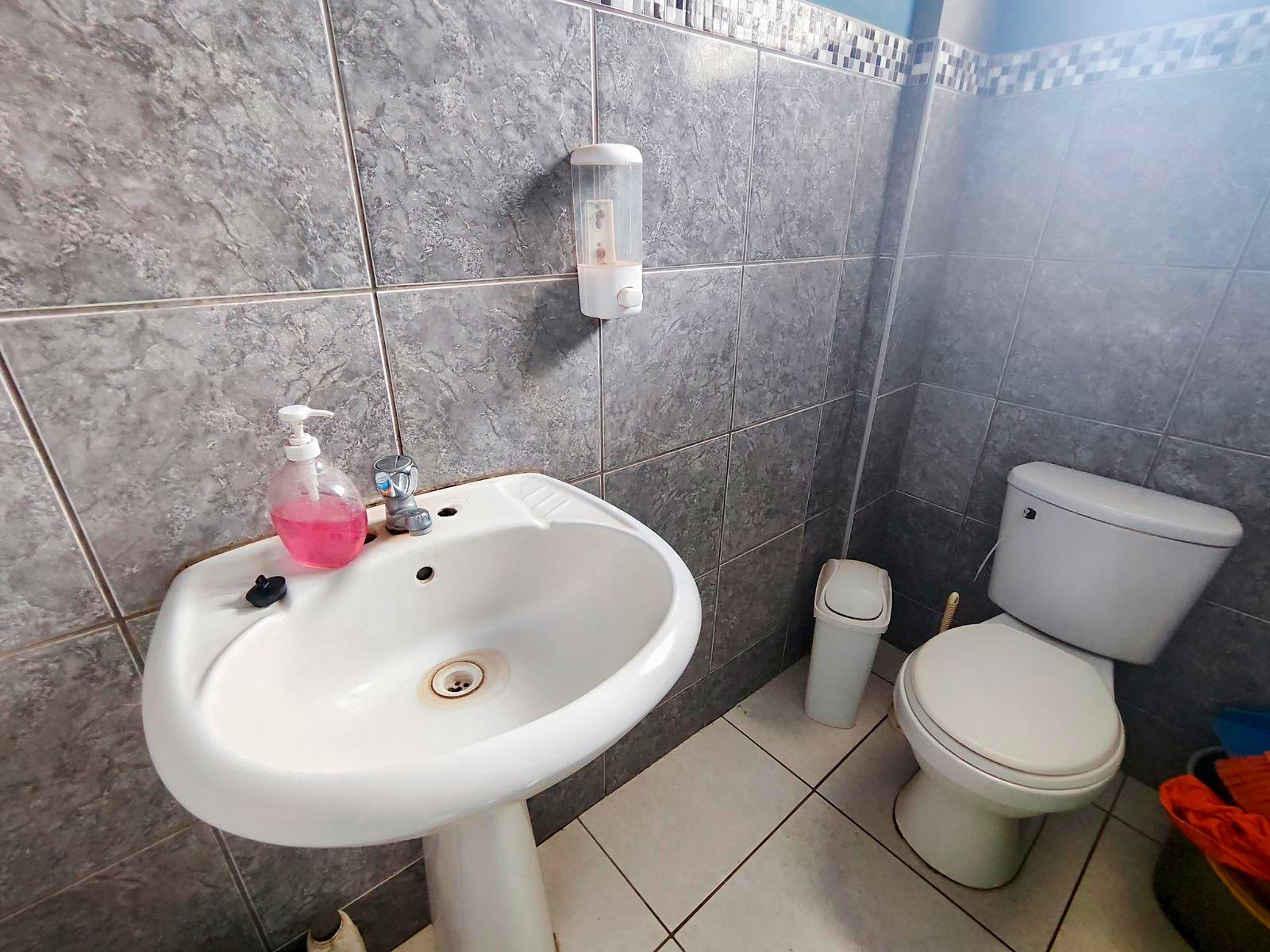 Local Comercial en Venta en Cajamarca | 443 m² Invierte en un local comercial en venta moderno en Av. Hoyos Rubio, Cajamarca. 443 m², 2 niveles, alta visibilidad y potencial comercial.