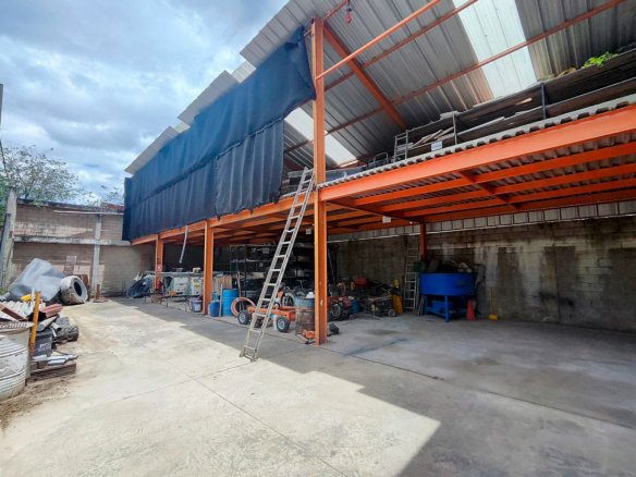 Invierte en un local comercial en venta moderno en Av. Hoyos Rubio, Cajamarca. 443 m², 2 niveles, alta visibilidad y potencial comercial.
