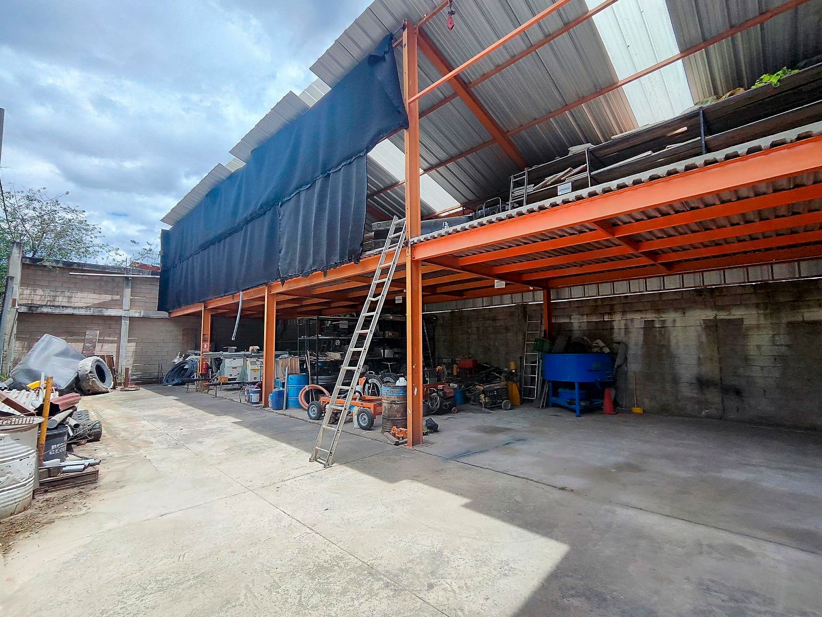 Local Comercial en Venta en Cajamarca | 443 m² Invierte en un local comercial en venta moderno en Av. Hoyos Rubio, Cajamarca. 443 m², 2 niveles, alta visibilidad y potencial comercial.