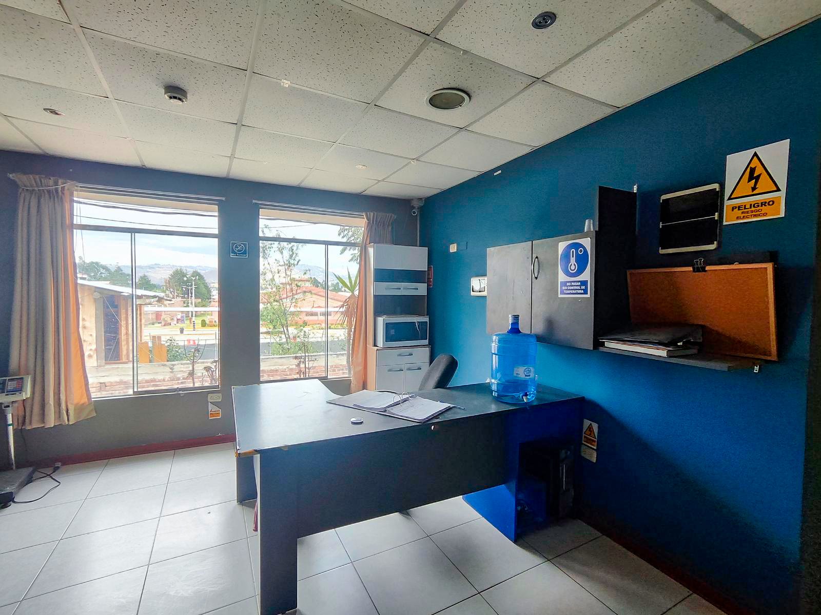 Local Comercial en Venta en Cajamarca | 443 m² Invierte en un local comercial en venta moderno en Av. Hoyos Rubio, Cajamarca. 443 m², 2 niveles, alta visibilidad y potencial comercial.