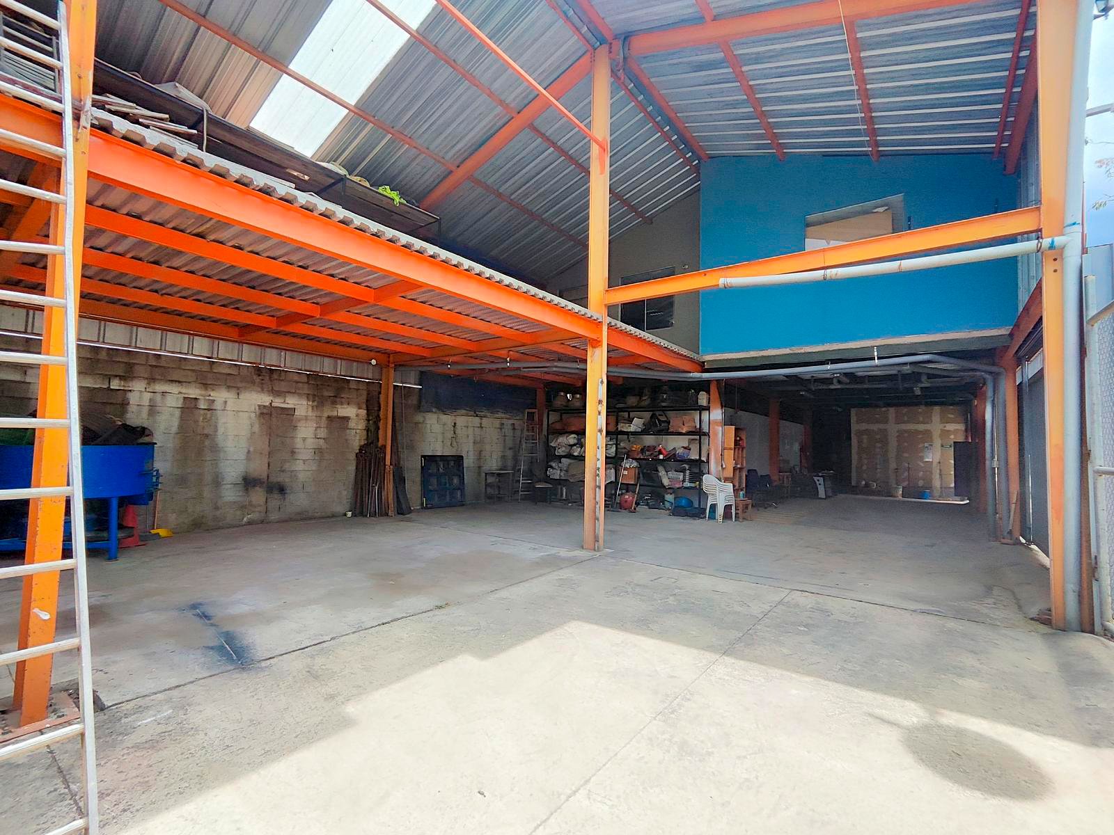 Local Comercial en Venta en Cajamarca | 443 m² Invierte en un local comercial en venta moderno en Av. Hoyos Rubio, Cajamarca. 443 m², 2 niveles, alta visibilidad y potencial comercial.
